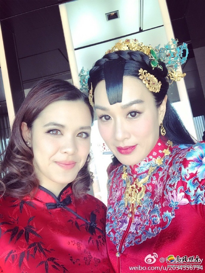 钟丽缇为长女严淑晴庆生，在微博晒出多张二人合影