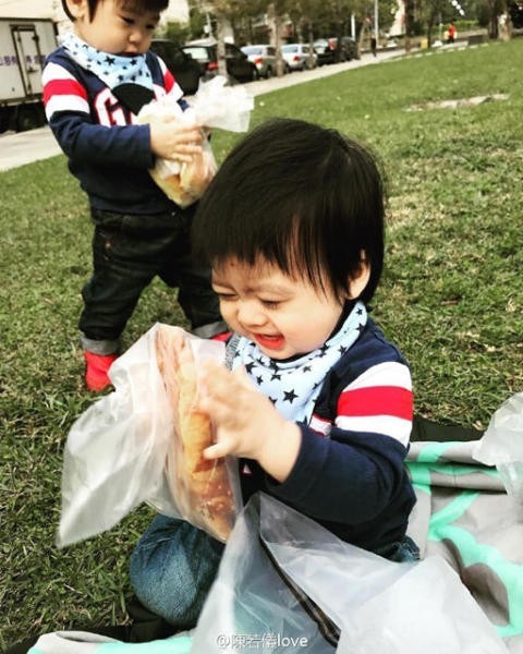Jenson和Kyson拿到面包的时候，开心地笑得超灿烂