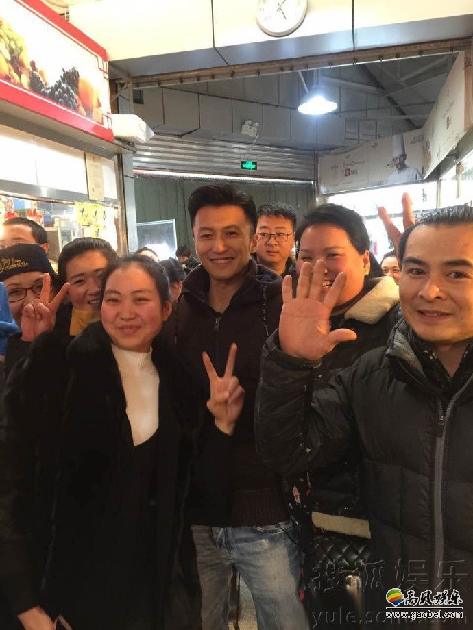 谢霆锋现身北京某菜市场，似乎在为节目选购食材，他心情不错