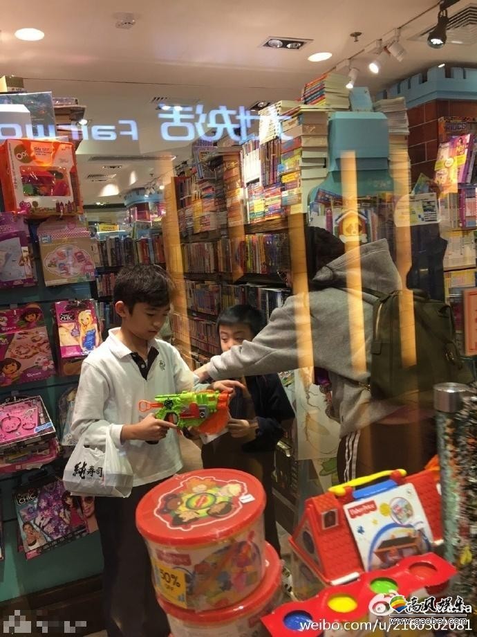 有网友在香港偶遇张柏芝与两个儿子逛街