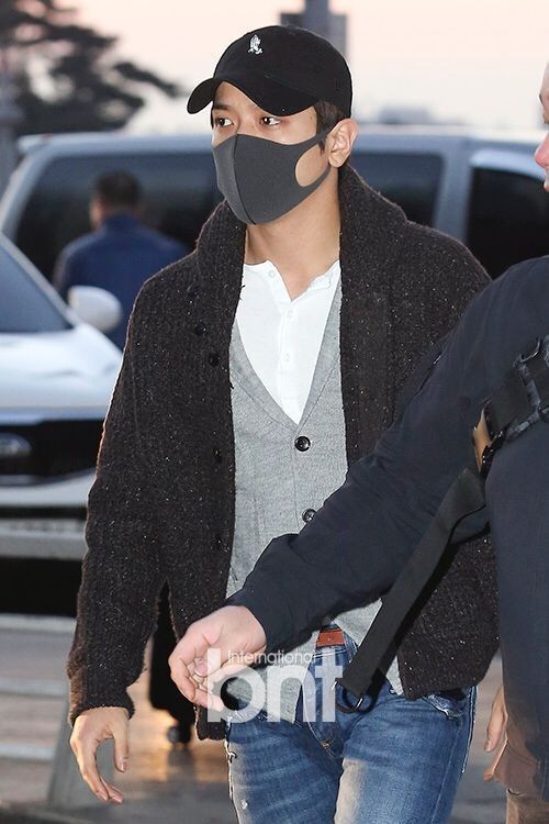 韩国男子组合CNBLUE成员郑容和现身仁川国际机场