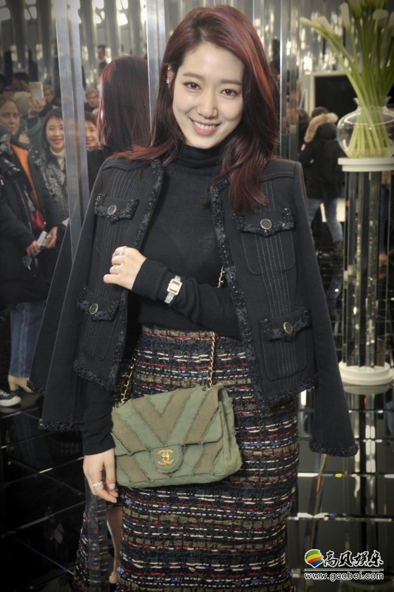 BigBang GD与演员朴信惠一起出席了在法国巴黎举办的活动