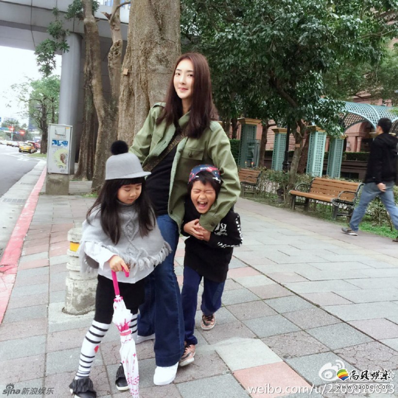 曹格妻子吴速玲在微博晒出一组美图