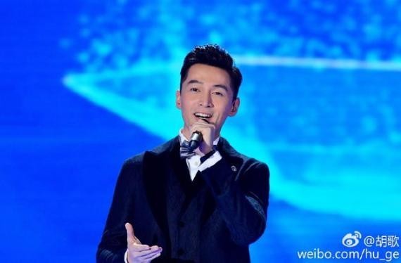 鸡年春晚舞台上胡歌与王凯演绎一曲《在此刻》
