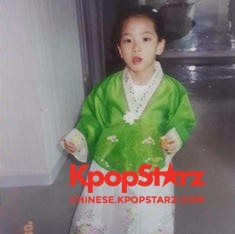 BLACKPINK成员JISOO通过SNS上传了一张儿时萌照