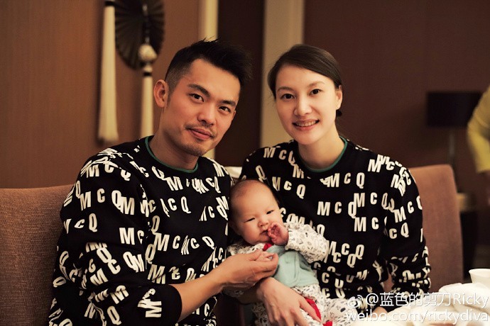 林丹与亲朋好友相聚，爱子出镜十分可爱