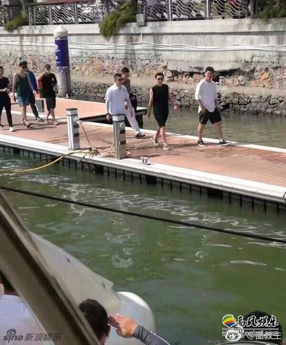 王思聪，吴亦凡一起去三亚出海玩啦