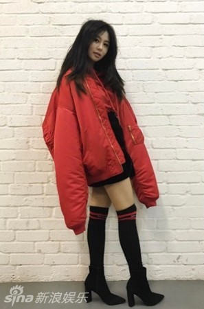 邱淑贞爱女沉月穿红色潮服拜年