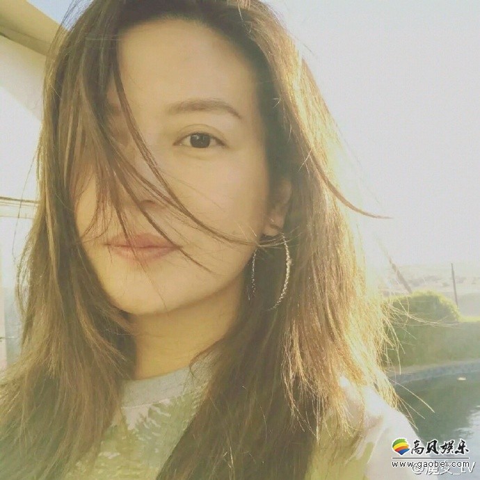 赵薇在微博晒出带家人在海边度假的照片