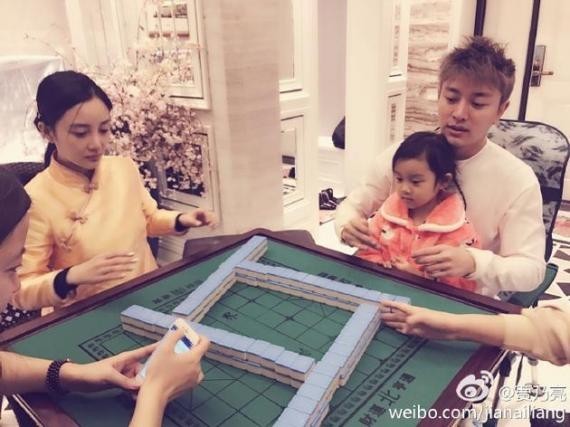 贾乃亮晒出全家打麻将的照片