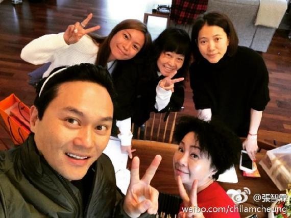 张智霖初四带发卡拜年 袁咏仪素颜出镜