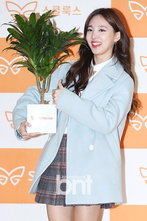 韩国女团TWICE出席了“SKOOLOOKS希望活动”