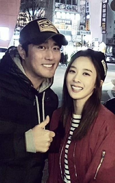 韩国演员李清娥1日公开了与演员赵汉善的合照