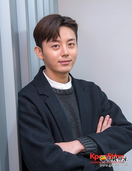 《蓝色大海的传说》的演员李知勋接受了记者的采访