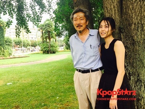 洪尚秀导演将与演员金敏喜结婚