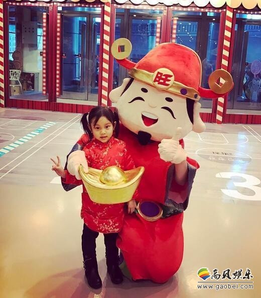李小璐更新IG，晒出女儿甜馨迎财神的照片
