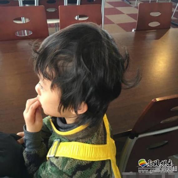 2日，邓超发文称自己嫌弃儿子等等发型丑