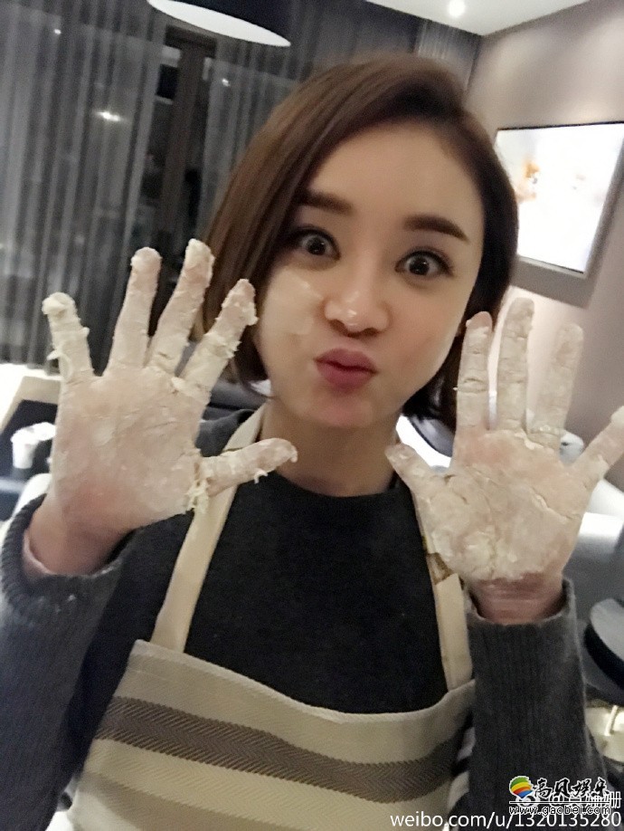 袁姗姗晒出自己亲手和面，满手面粉秒变“小花猫”和所包饺子的图片