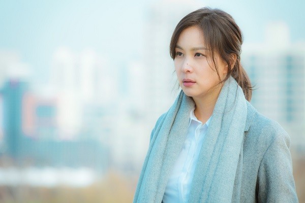新月火剧《完美的妻子》剧组公开了一组主演高素荣的剧照