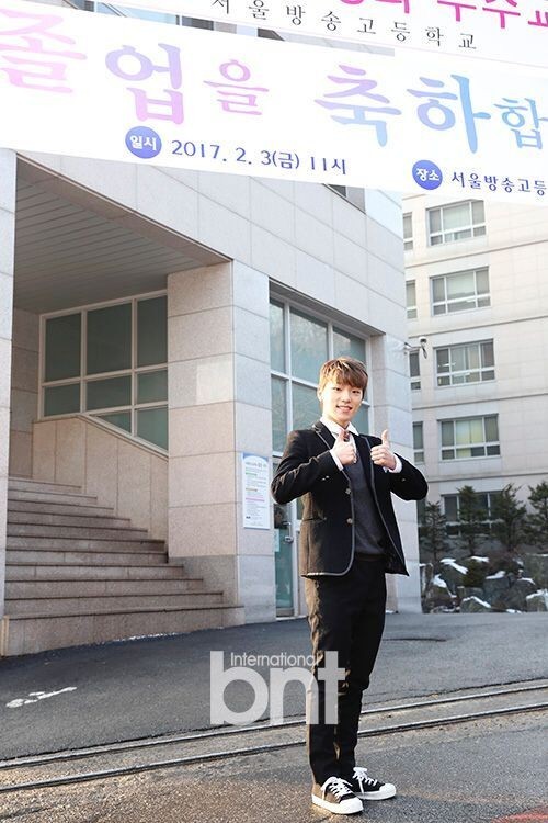 Dino参加在首尔城东区玉水洞首尔放送高中举行的毕业典礼