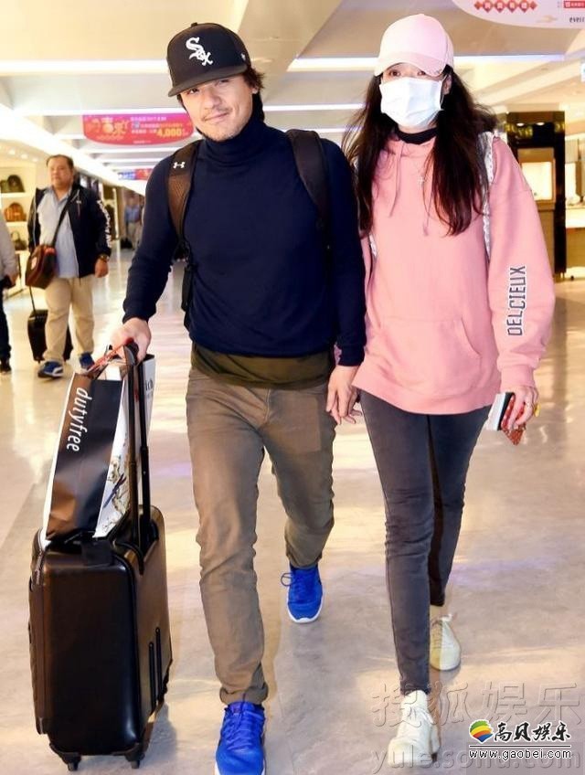舒淇与冯德伦现身机场，夫妻俩一路十指紧扣大秀恩爱