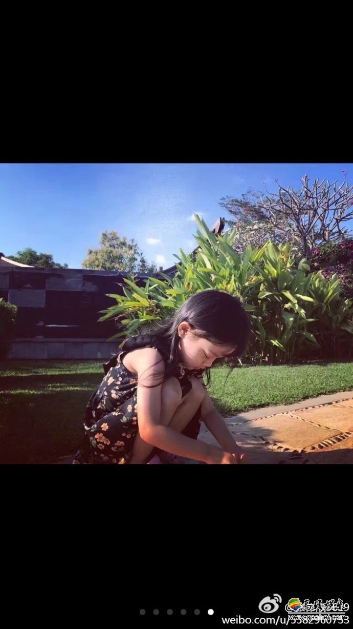李小璐妈妈在微博晒出一组孙女甜馨的近照