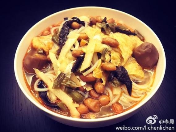 李晨在微博中晒出一张卖相颇佳的家常面条