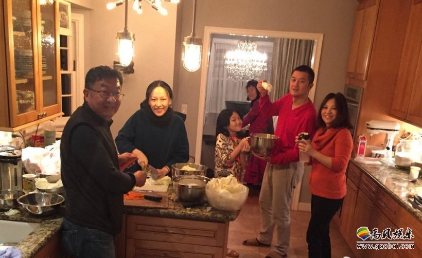 李亚鹏在微博晒出与家人过年团聚的照片