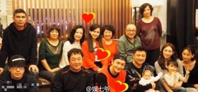 一张黄晓明Baby夫妇最新的家庭聚会照曝光