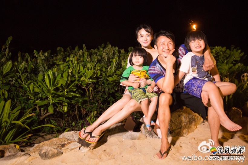 邹市明娇妻冉莹颖在微博晒出了一家四口庆祝结婚6周年的美照