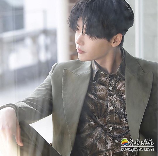 认真拍摄电视剧与电影的李钟硕许久没有公开亮相