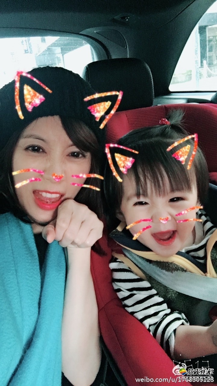 2月11日贾静雯微博放出母女合照