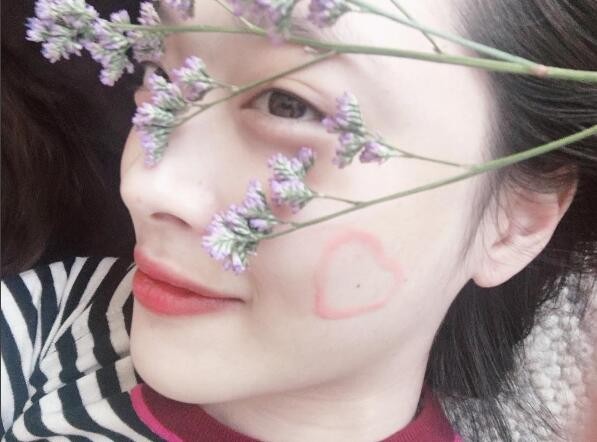 艺人雪莉通过Instagram公开两张自拍照