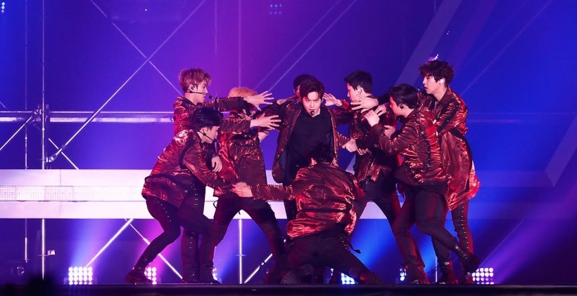 《EXO PLANET #3 - The EXO'rDIUM 香港站》接连演唱近30多首歌曲