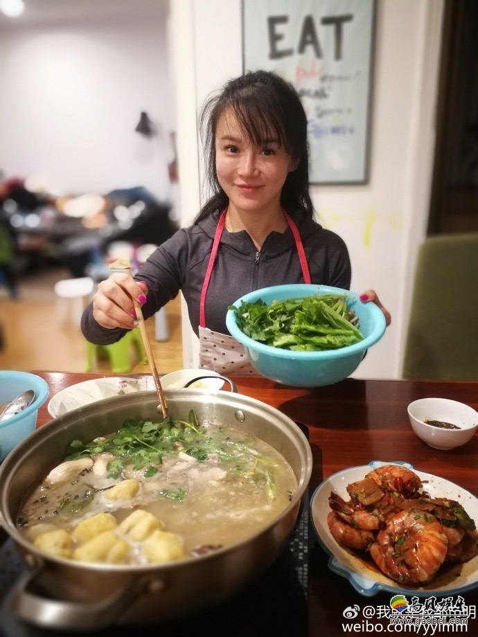 邹市明在微博晒出老婆冉莹颖为家人下厨做饭的照片