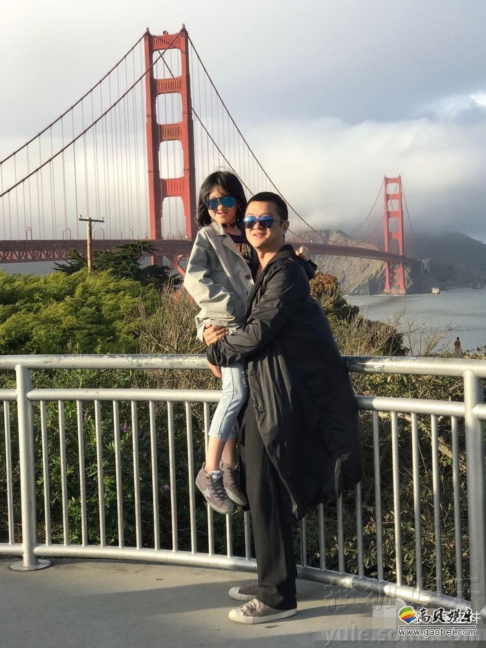 李亚鹏微博晒出一组照片，携女儿逛美国