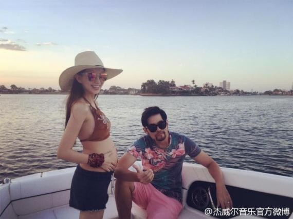 周杰伦情人节当天开心宣布老婆昆凌怀孕喜讯