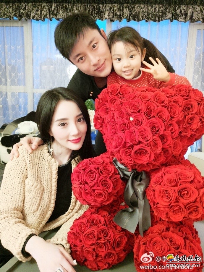 李小璐贾乃亮甜馨一家三口一起过情人节