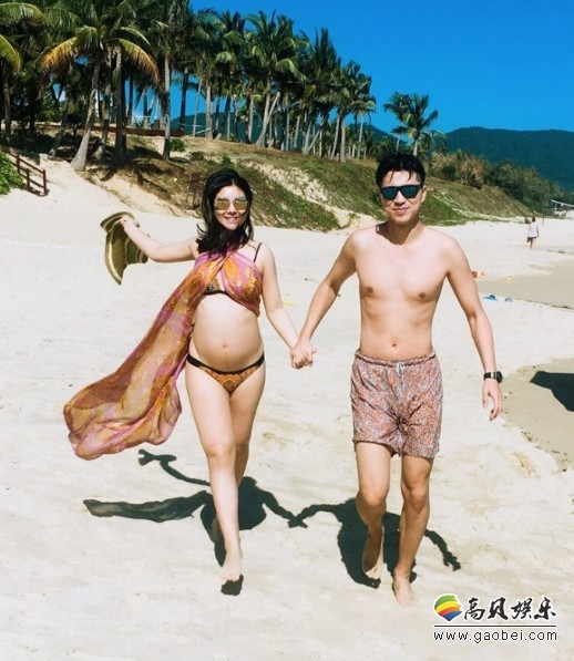 演员王雷在微博晒出两张妻子李小萌的孕肚照