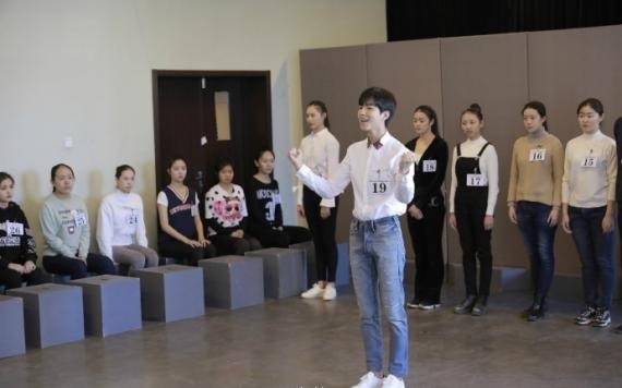 TFboys成员王俊凯和演员林妙可现身北京电影学院参加艺考