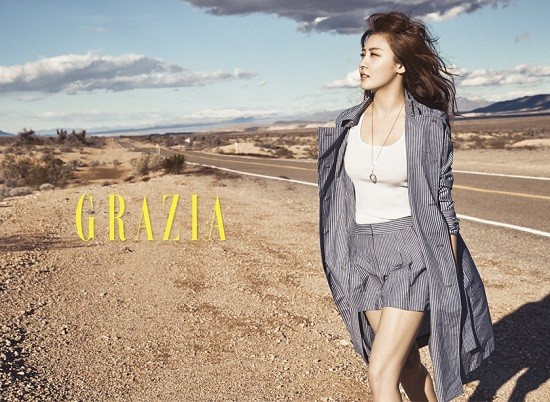 时尚杂志《GRAZIA》方面发布了一组演员河智苑拍摄的3月刊写真