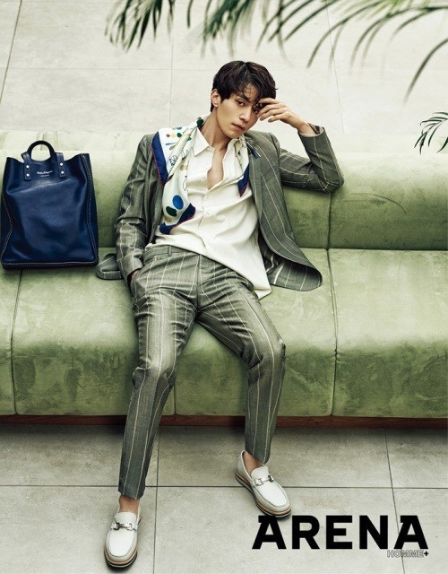 男性杂志《ARENA HOMME 》公开了演员李栋旭拍摄的一组写真