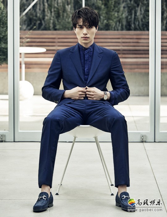 男性杂志《ARENA HOMME 》方面公开了演员李栋旭拍摄的全新写真