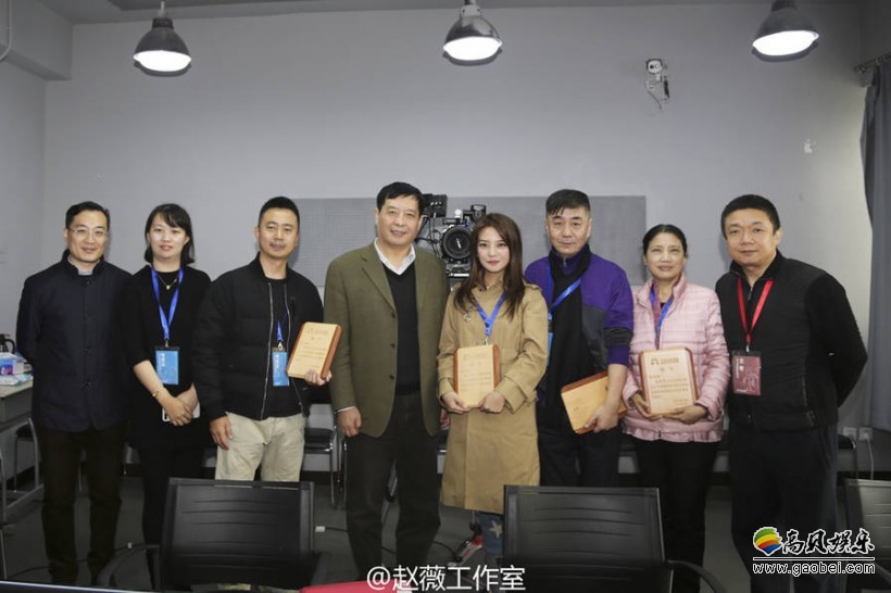 赵薇工作室晒出赵薇回母校北京电影学院担任新考官的照片
