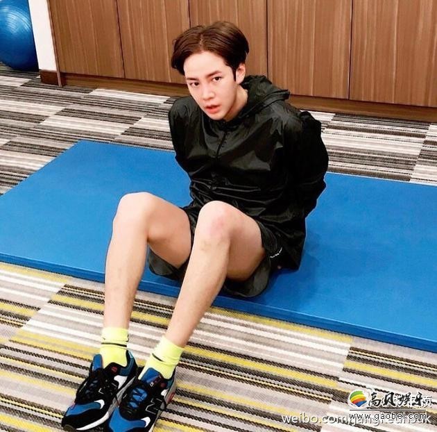 韩国男星张根硕“瘦了”一直盘踞在微博热搜榜