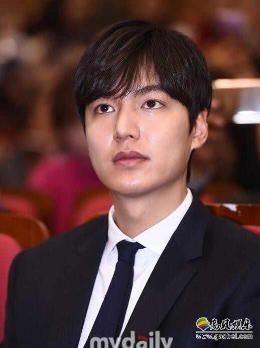 韩国艺人李敏镐在首尔国会议员会馆参加了2017国家品牌大奖颁奖仪式