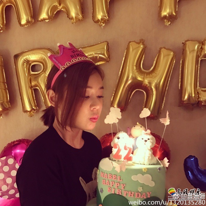 今天（23日）凌晨，袁姗姗晒出一组自己生日的照片