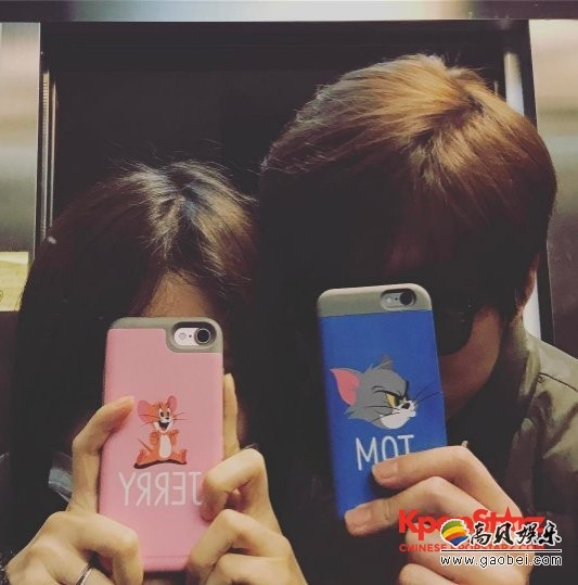 演员朴河善通过个人Instagram公开了与丈夫的有爱合照