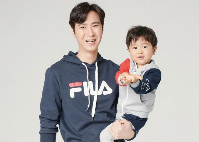 水晶男孩成员高志溶和儿子升材日前首次合体拍摄了画报