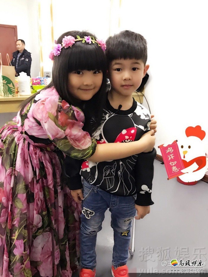 李湘和王岳伦的女儿王诗龄晒出和安吉的合影